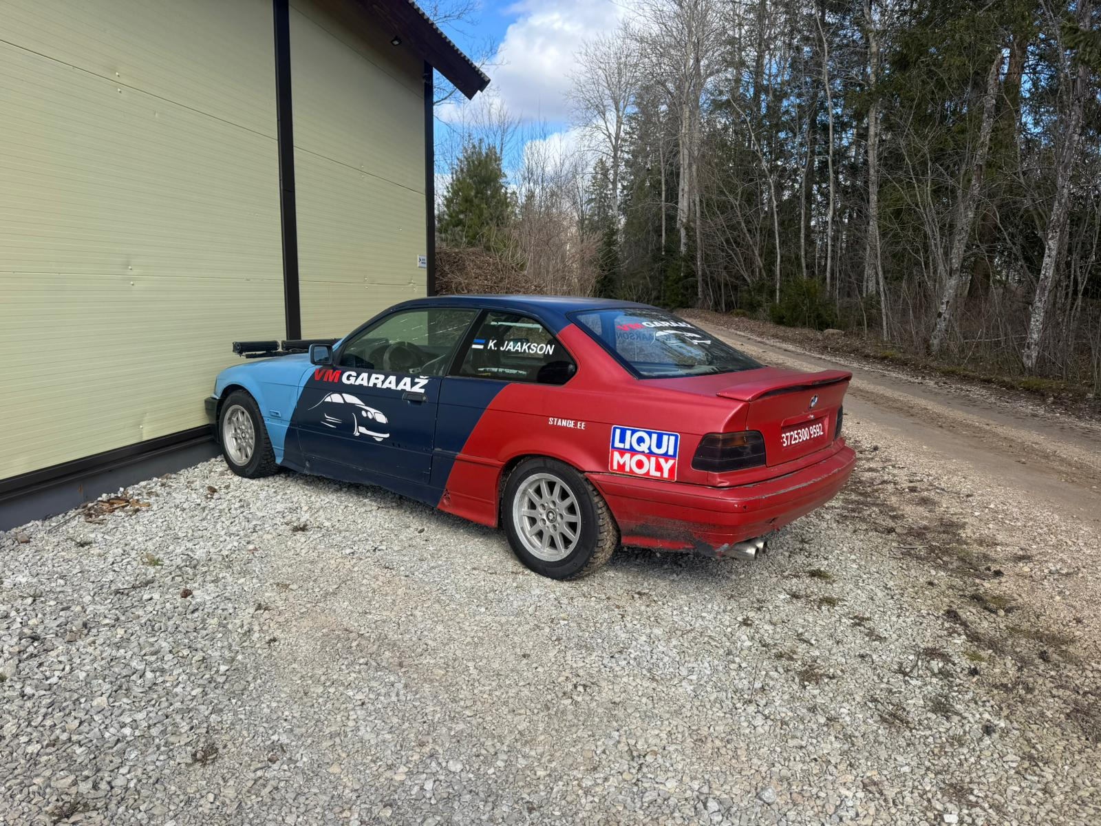 VM Garaaž projektiauto maja kõrval